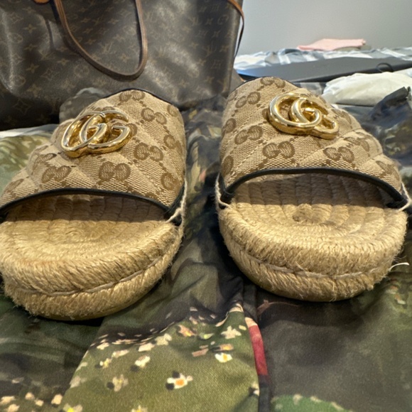 Gucci Brown Sandals with Gold Logo - Picture 2 of 7